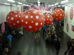 Yayoi Kusama - Tate Spots & Dots entrance