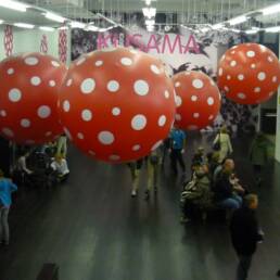 Yayoi Kusama - Tate Spots & Dots entrance