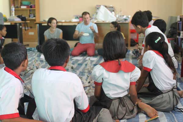 The-students-were-captivated-by-artists-Tanya-Bennett-and-Marc-Standing,-two-Hong-Kong-based-artists-who-led-the-workshop