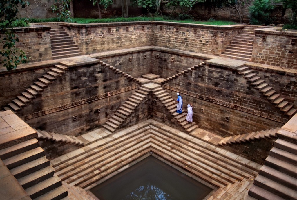 Steve McCurry, Women in a step well, Rajasthan, India, 2002, ultrachrome print 40 x 60 inches/101.6 x 152.4 cm; © Steve McCurry, photo courtesy of Sundaram Tagore Gallery.