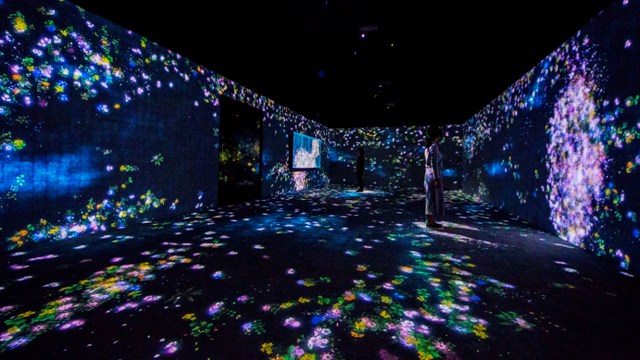 Flowers and People, Cannot be Controlled but Live Together – A Whole Year per Year. Photo courtesy of TeamLab.