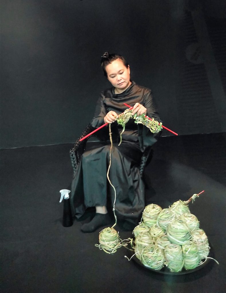 Chia Chuyia, Knitting the Future, 2015, 2016 Performance with knitting needles and leeks. Image courtesy the author.